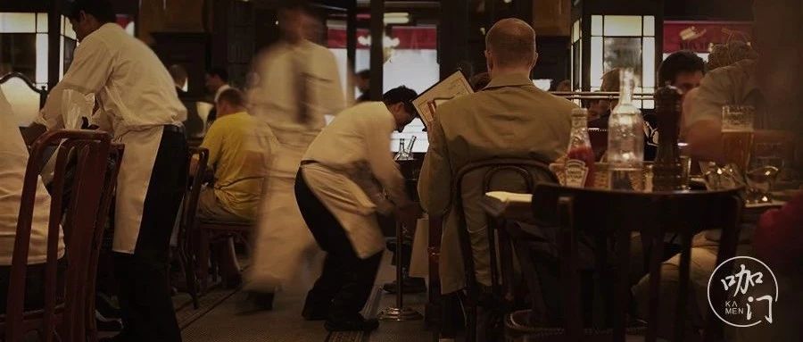 學(xué)海底撈激勵(lì)員工的服務(wù)熱情？結(jié)果連桌子都沒(méi)人收了！