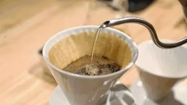 手沖技巧 ｜ 什么是有穿透力的水？斷水法與不斷水法如何注水