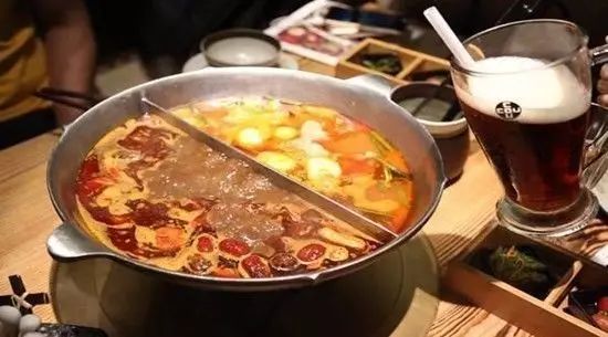 逛了兩天商場(chǎng)我們發(fā)現(xiàn)：餐廳真的要和茶飲店搶生意了！