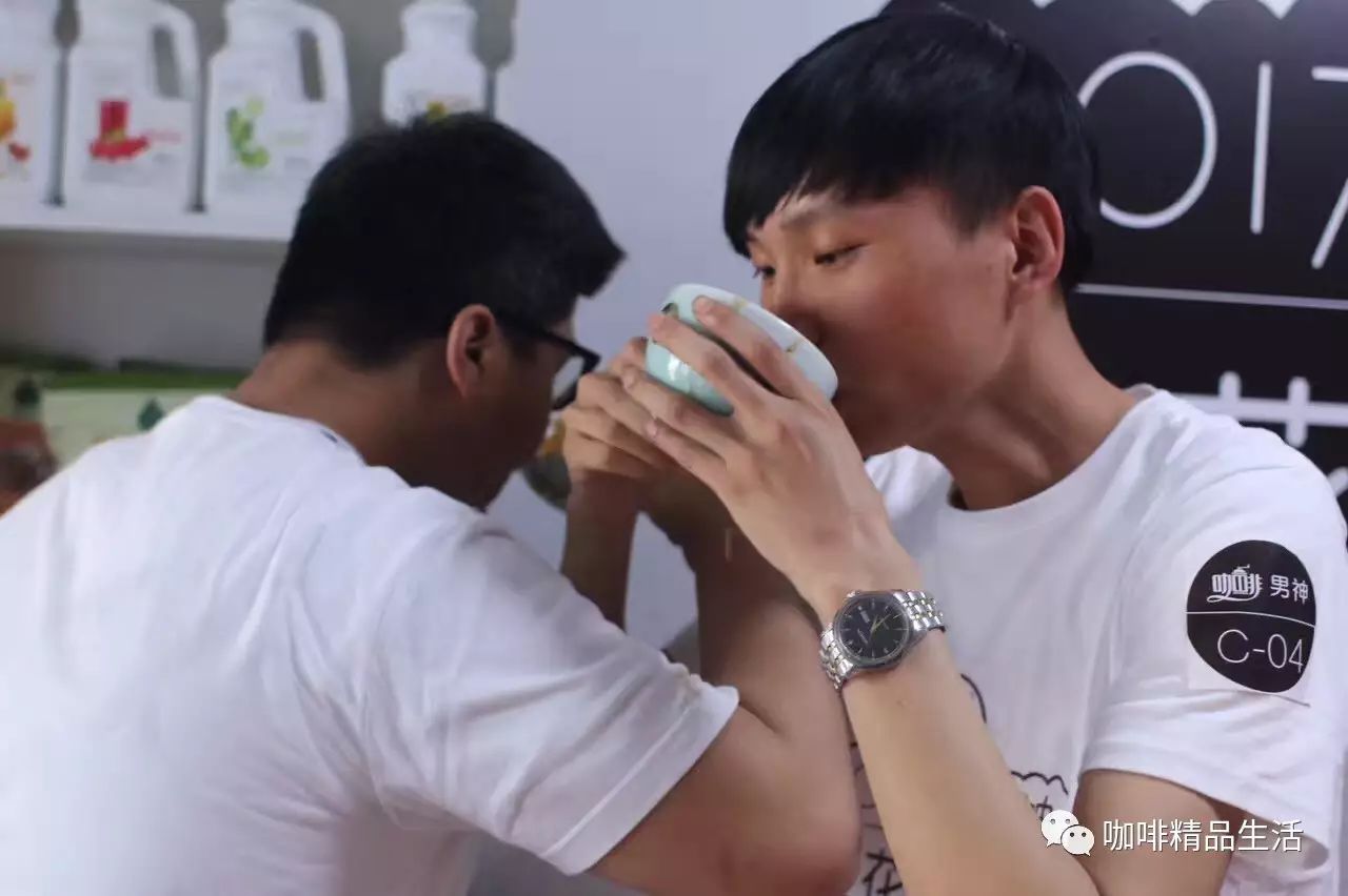 要想拿獎杯，必須喝交杯。男神拉花賽長春站，看點十足！