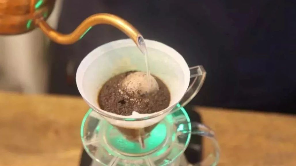 【前街教你沖咖啡】手沖篇-悶蒸和注水 | 如何控制悶蒸時(shí)間、水流水量和注水高度？