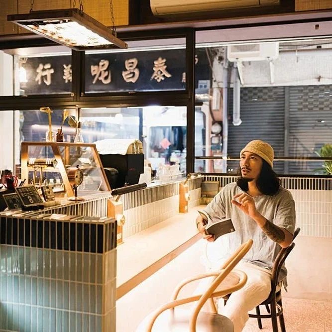 老旗袍百貨店變身咖啡民宿，喜歡嗎？