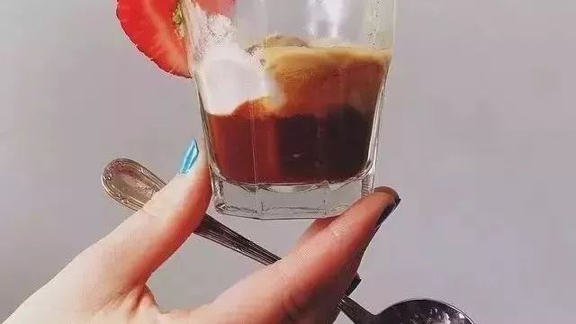 為什么我一喝咖啡就犯困？不是喝了咖啡會(huì)犯困，是你  天天天困！
