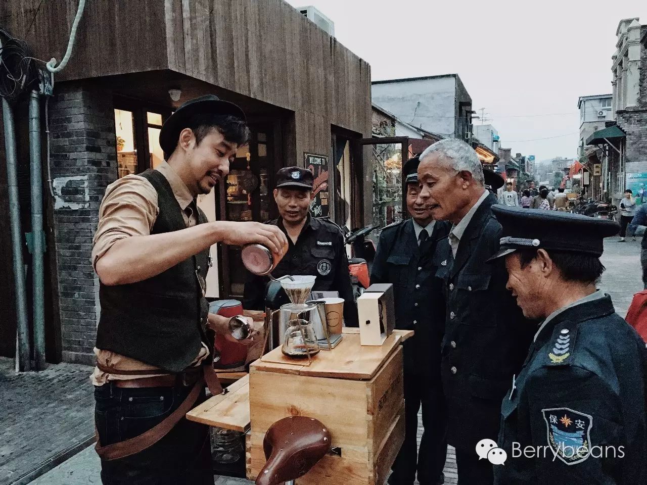 北京老胡同的自行車咖啡館，走到哪喝到哪