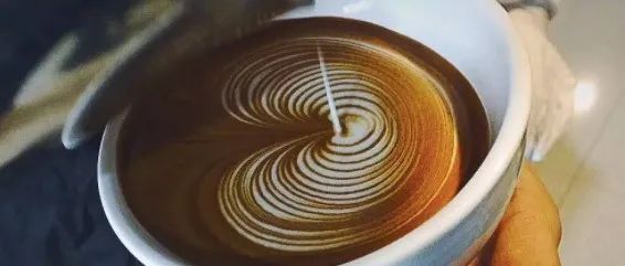 咖啡拉花的奶泡最好打多厚合適？怎么才能拉出好看的壓紋線條？