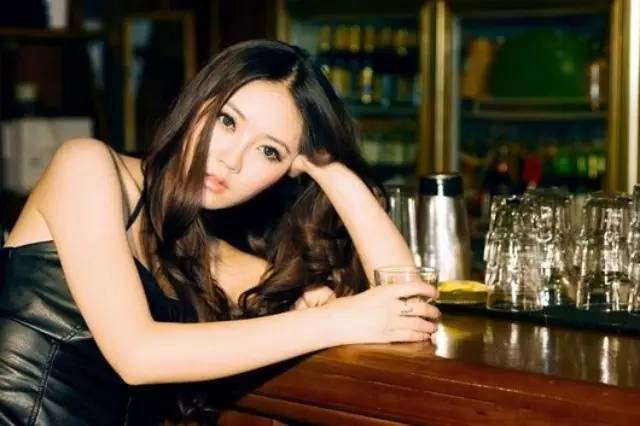 傳奇 | 那位性感酒托女，竟把我?guī)У缴蠉u咖啡...