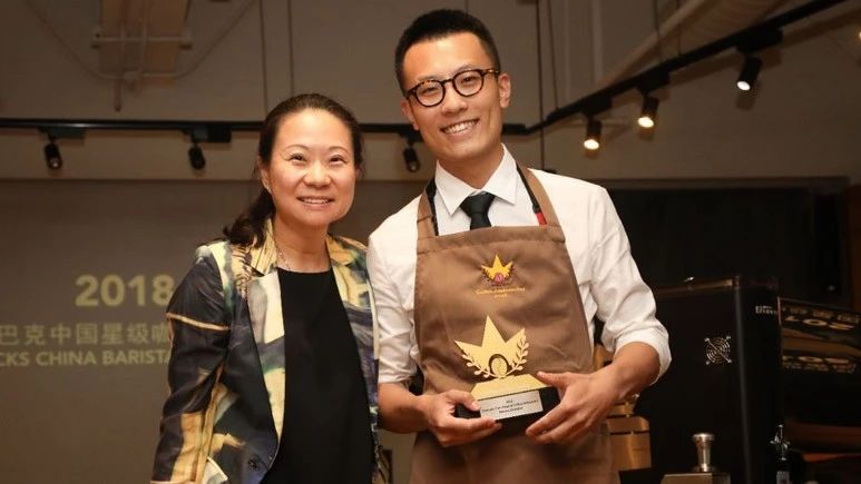 “棕圍裙”背后故事：星巴克 .萬咖啡師中的“王者”，是怎么誕生的？