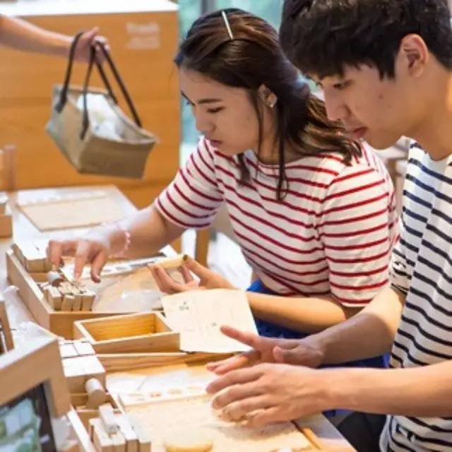化妝品品牌開(kāi)咖啡店，美食、化妝品、DIY體驗(yàn)場(chǎng)一個(gè)都不能少