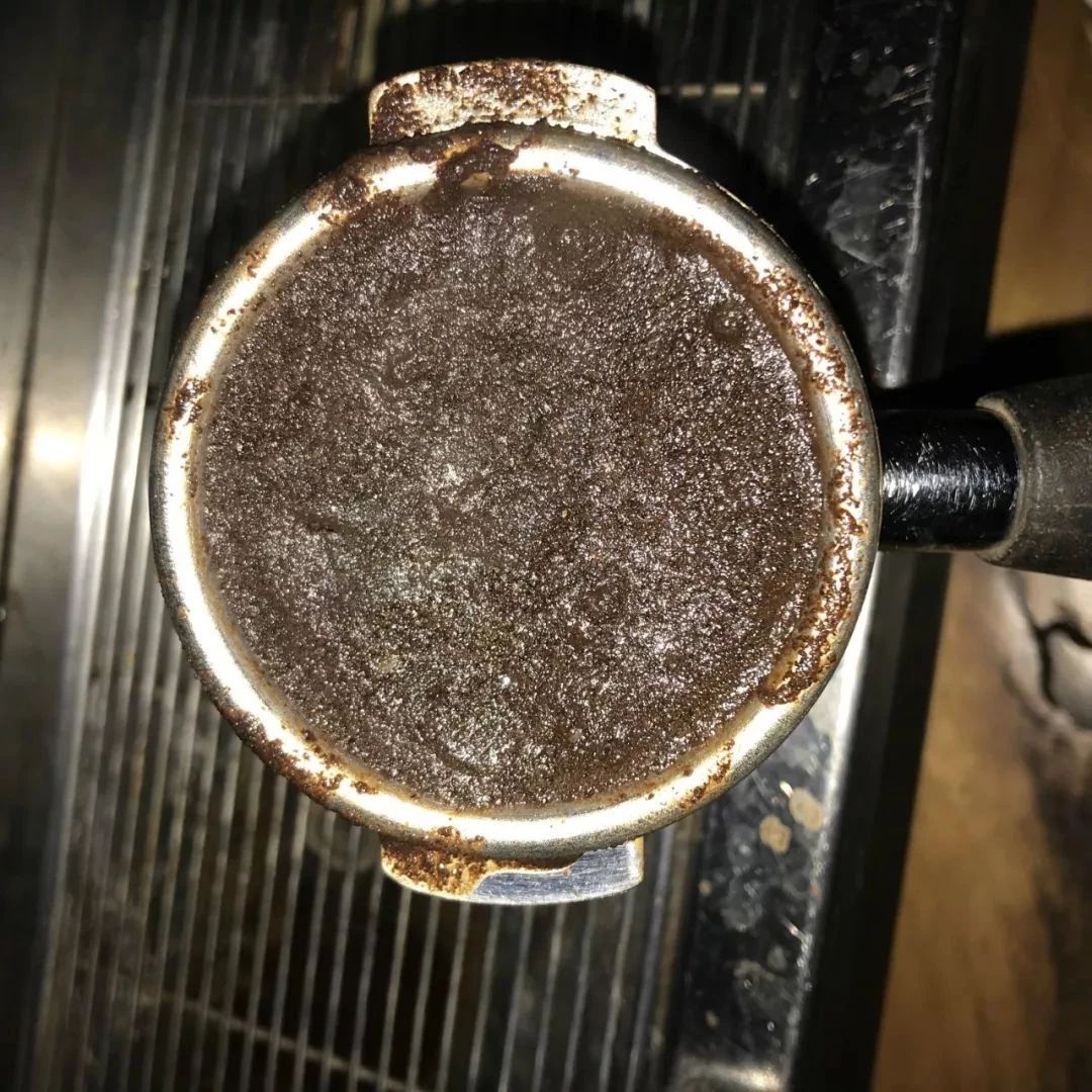 為什么意式咖啡機(jī)沖煮后的咖啡粉餅表層會(huì)有積水狀況？