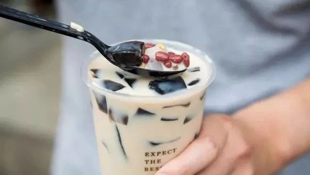 和我在成都的街頭走一走，喝兩杯加了“燒仙草”的特色奶茶