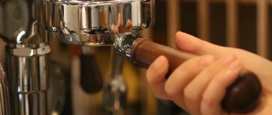 平時(shí)咖啡手柄需要扣在沖煮頭上嗎？