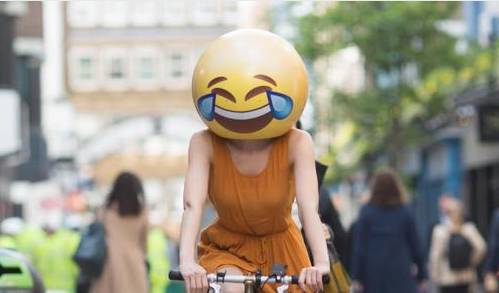 星巴克也“淪陷”了，魔性emoji憑什么讓各路大牌前赴后繼？