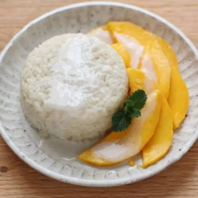 泰式芒果糯米飯，據(jù)說去泰國的人  %都愛吃它