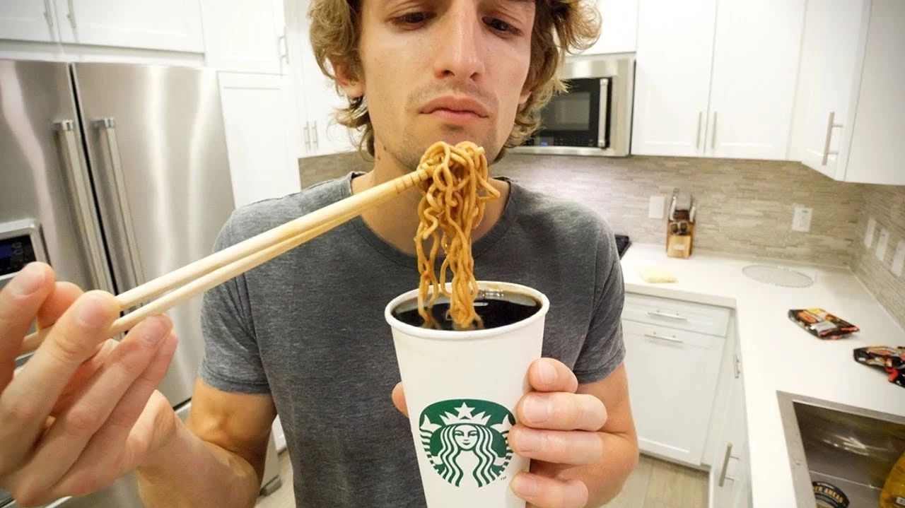 臥臥臥臥~！用星巴克咖啡煮泡面，沒吃過咖啡泡面的人，不足以談人生！