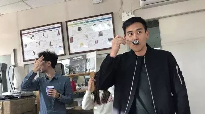 帥！爆！彭于晏杯測刷屏，帥的人都在喝咖啡！