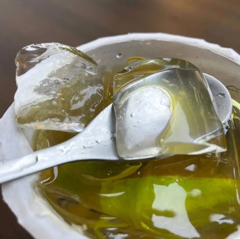 飲品店冰塊怎么選？茶百道用月牙冰、喜茶用冰球
