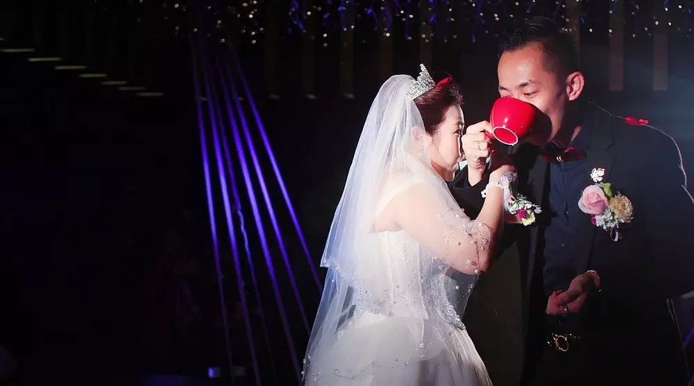 "咖啡交杯"火了，我們都相信愛(ài)情了 :)