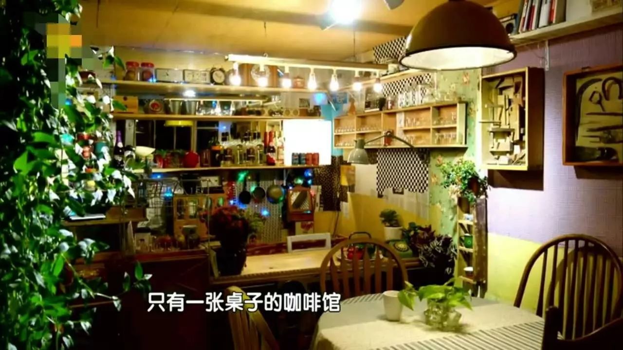 他用 天爆改平米小屋成咖啡館，因為愛情