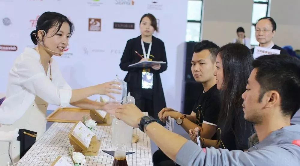 我們把仙女請來沖咖啡，被萬人圍觀……