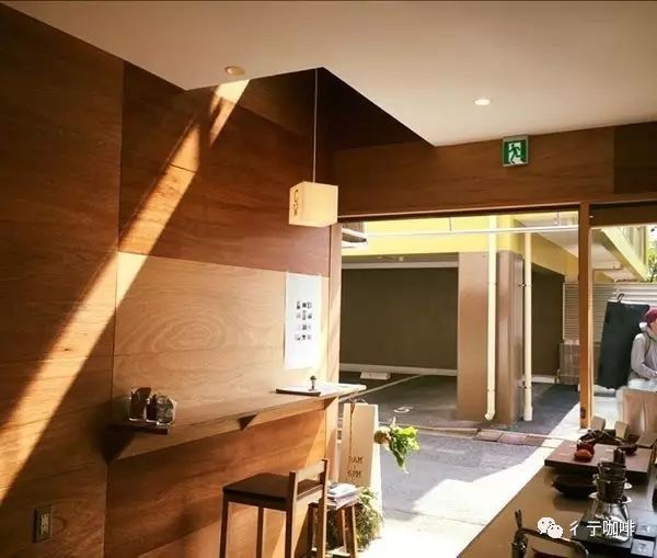 在星巴克和藍(lán)瓶子工作多年后，她開了自己的木屋咖啡館