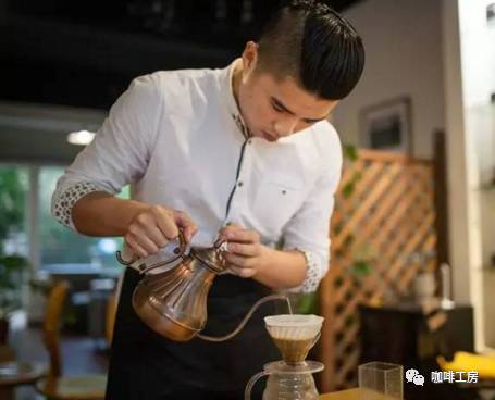 咖啡館主哭了： 后員工怎么總辭職，為什么我們不招“學徒”？