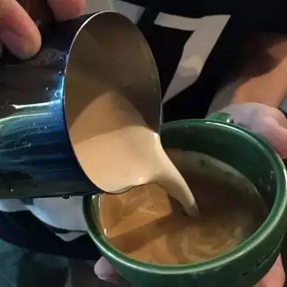 “給我杯美式咖啡，拉個(gè)花！”苦逼的咖啡師終于爆發(fā)了……