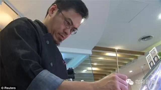 一把勺子和一根燒烤簽，在咖啡泡沫上作畫(huà)的人