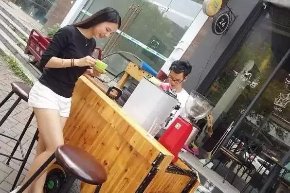 這咖啡館好任性，能背著跑！
