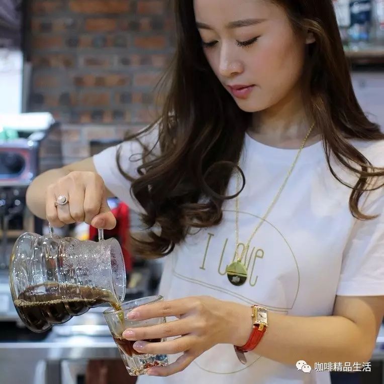 咖啡圈第一美女主持人，要走紅的節(jié)奏
