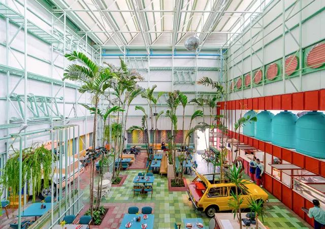 宛如玩具屋的熱帶綠洲咖啡館：危地馬拉 MADERO CAFé 里的彩色復(fù)古派對(duì)