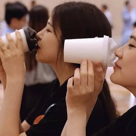 這個設計妙：“親吻”咖啡杯蓋