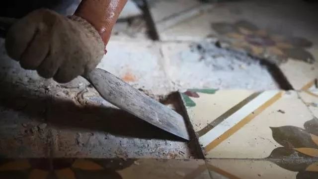 堪稱"最破爛"咖啡館第一天開店就爆倉，老板居然就是個撿破爛的