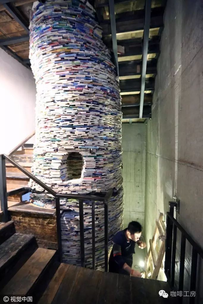 【趣聞】咖啡館里用四噸舊書，建 米書井，希望孩子不要死讀書