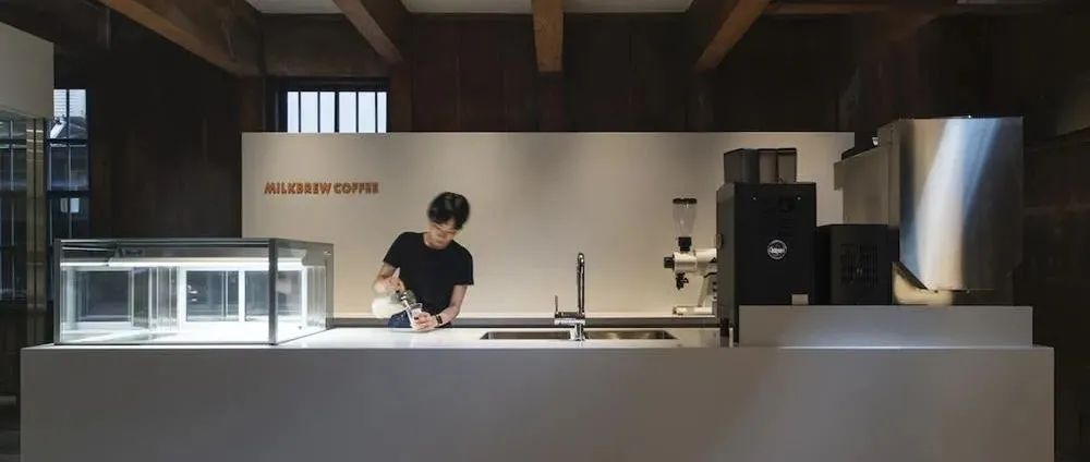 銀行舊倉庫變身咖啡館，夠時尚~