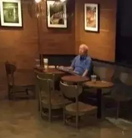 水災中淡定喝咖啡的阿伯火了，你做得到嗎？