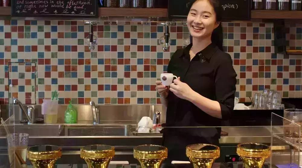 虹吸壺煮咖啡有多美？讓美女來告訴你！
