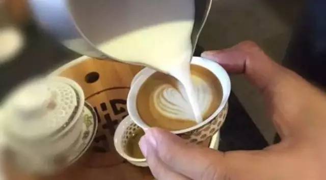 當(dāng)工夫茶遇上咖啡拉花，潮汕人看了都分享！