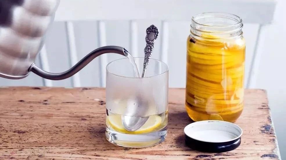 網(wǎng)友：請曝光這家咖啡館！白開水元一杯，檸檬水免費？咖啡館配檸檬水真相