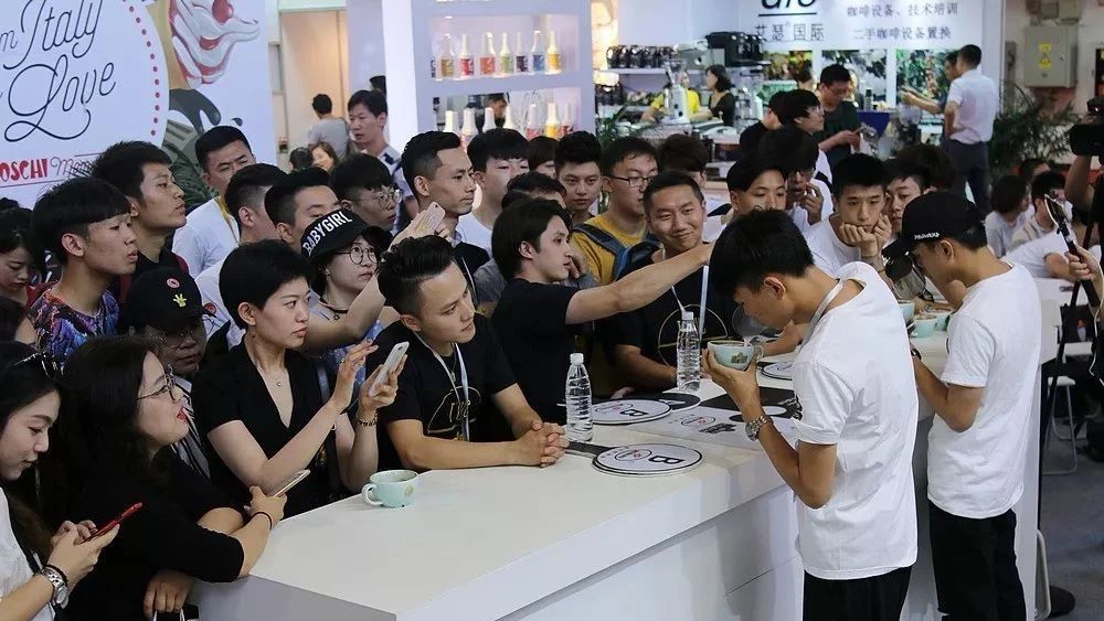 男神拉花賽 號上海開戰(zhàn)，選手帥到飛起！