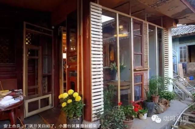 他用破爛為她改造了一間咖啡屋！