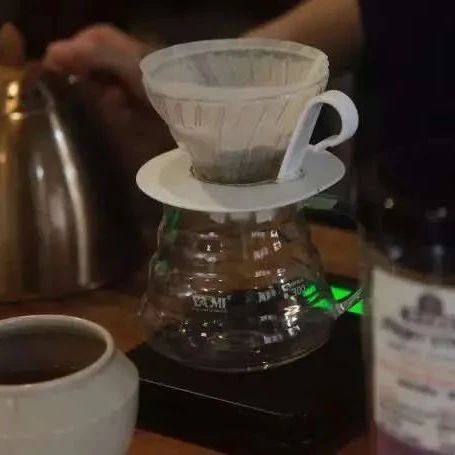 咖啡沖煮實驗室 | 兩種冰手沖咖啡的方式，你更喜歡哪一個呢