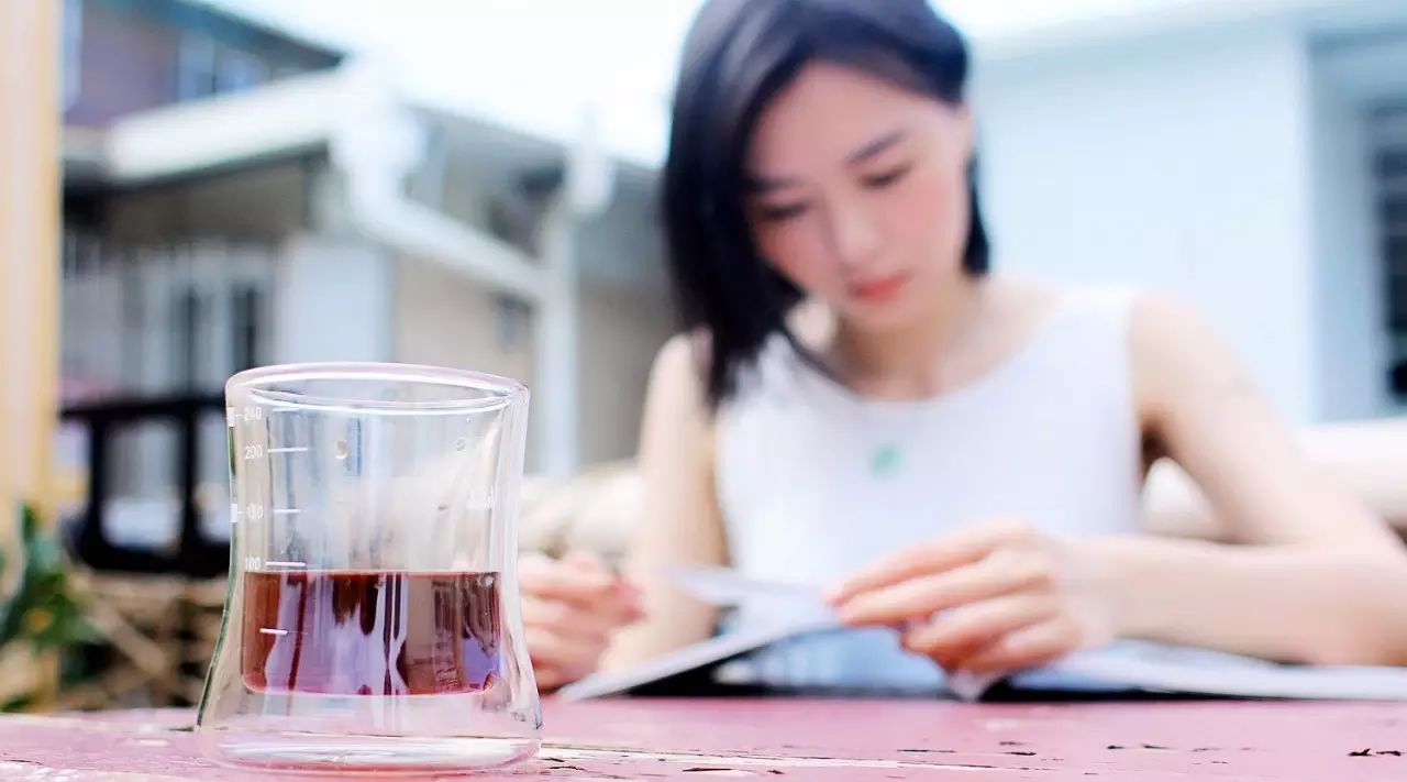 長得美的在喝現(xiàn)磨咖啡，長得丑的……