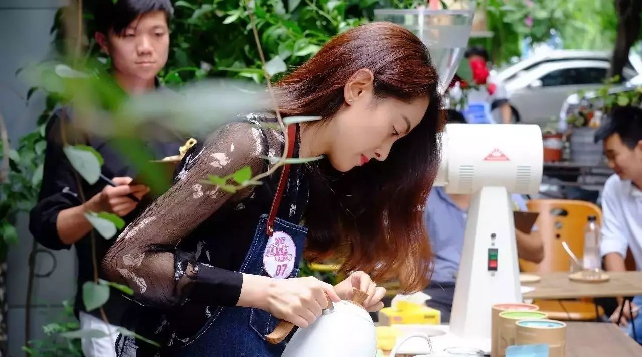 你認(rèn)真沖咖啡時最美！