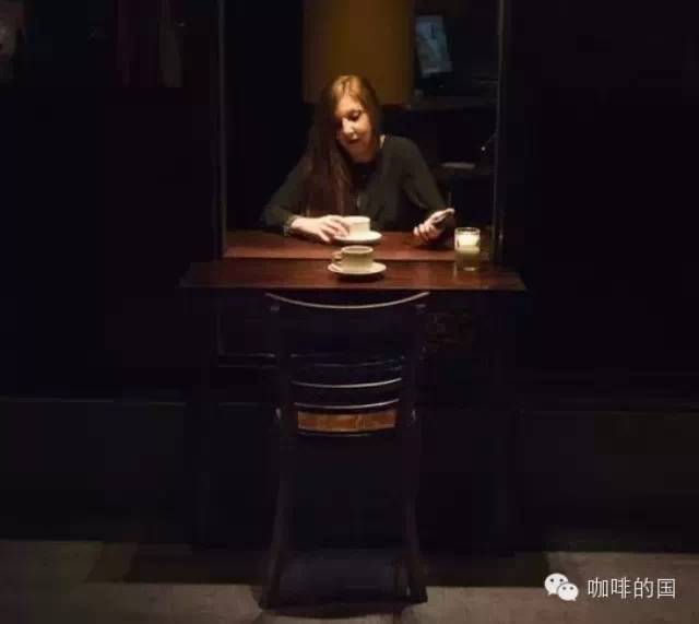 想和陌生人共度一杯咖啡，他在里面我在外面，越來(lái)越近~