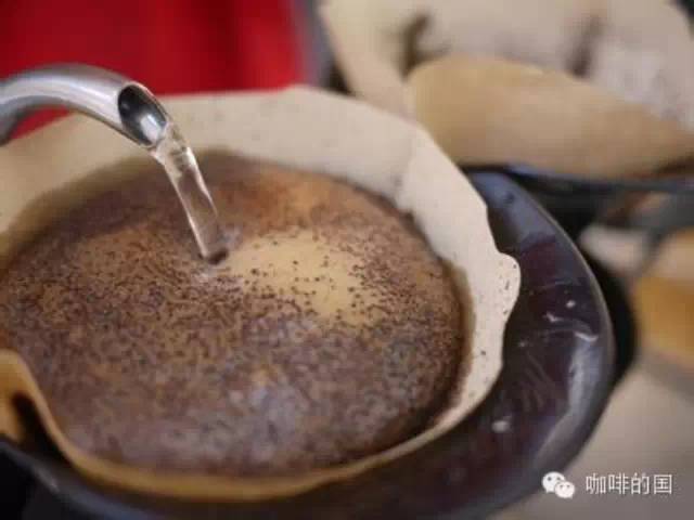 手沖咖啡的過程中  “悶蒸”是萃取咖啡的關鍵