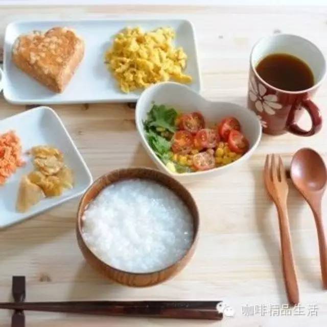 早餐第一口吃什么最健康？
