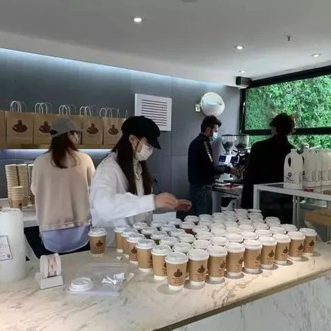 疫情之下，連續(xù)天為醫(yī)護(hù)人員送免費(fèi)“武漢拿鐵”！