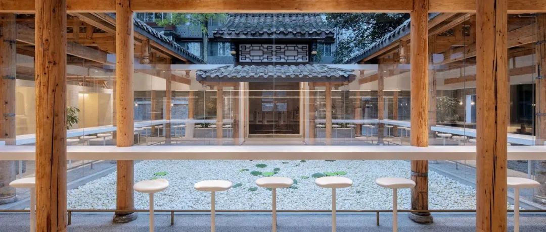 利用視覺為咖啡館打造了“庭院水池”～中國人的浪漫，愛了！