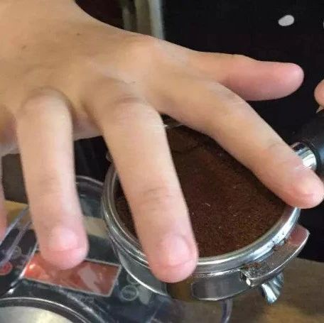 咖啡師必備 | 如何正確使用意式咖啡壓粉錘？