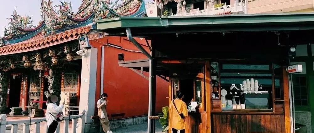 廟宇旁開外帶咖啡館，挺帶感！